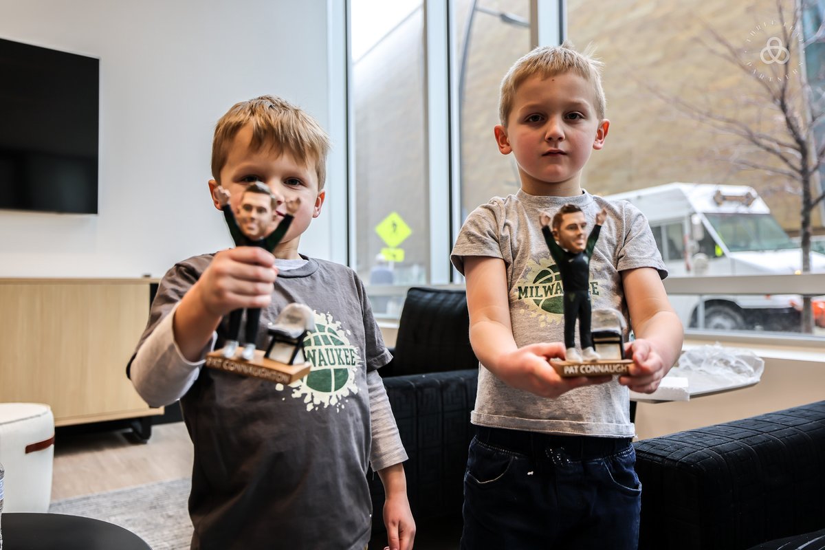 3LeafPartners's tweet photo. Three Leaf Family Day = good times &amp; a @Bucks win! We had a blast supporting our guy at his "other office" yesterday. 💪

Happy #MLKDay and Happy New Year from all of TLP &amp; our families. Here's to a great 2023. 🙏 https://t.co/gOkMV75Epb