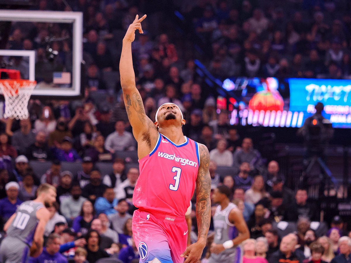 bball_ref's tweet image. Best clutch shooters this #NBA season by eFG% (min. 25 FGA):

70.0% - Bradley Beal (17/25)
64.6% - De'Aaron Fox (40/65)
62.9% - Scottie Barnes (18/31)
61.5% - OG Anunoby (14/26)
59.3% - Brook Lopez (14/27)
59.3% - Spencer Dinwiddie (14/27)
58.9% - Paul George (15/28)
