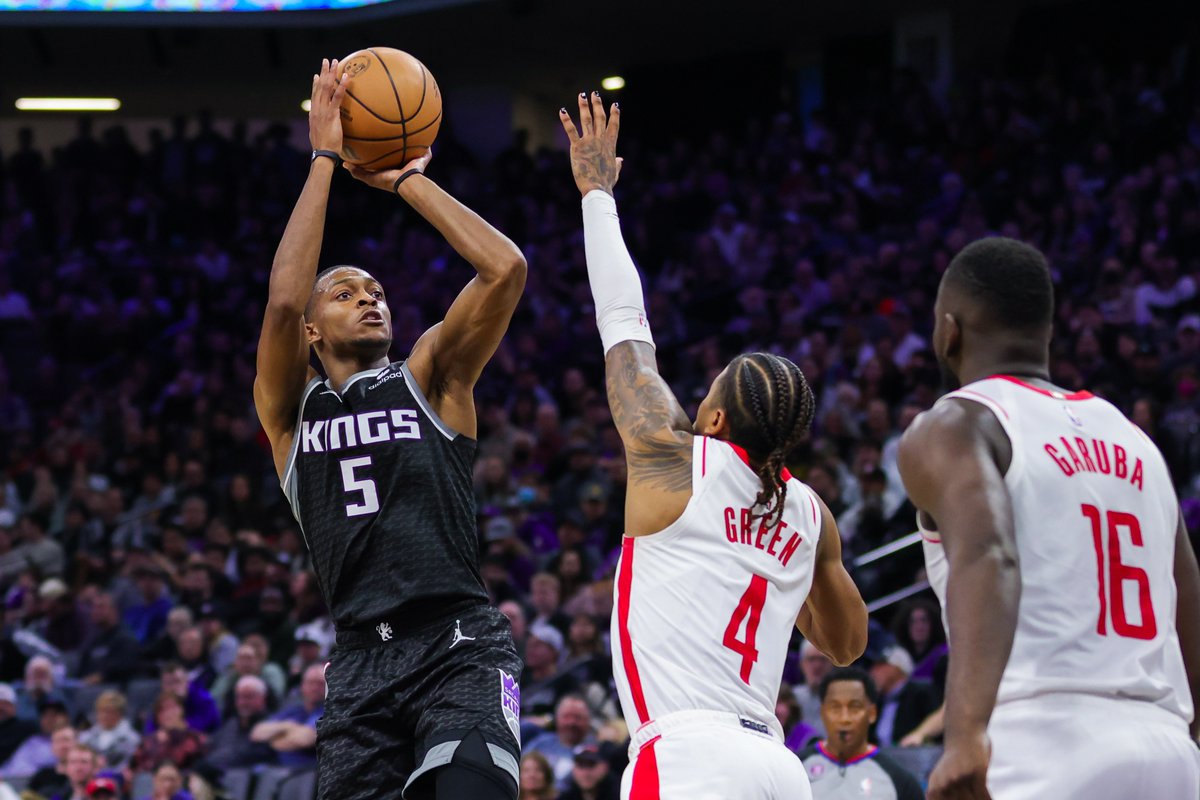 bball_ref's tweet image. Best clutch shooters this #NBA season by eFG% (min. 25 FGA):

70.0% - Bradley Beal (17/25)
64.6% - De'Aaron Fox (40/65)
62.9% - Scottie Barnes (18/31)
61.5% - OG Anunoby (14/26)
59.3% - Brook Lopez (14/27)
59.3% - Spencer Dinwiddie (14/27)
58.9% - Paul George (15/28)
