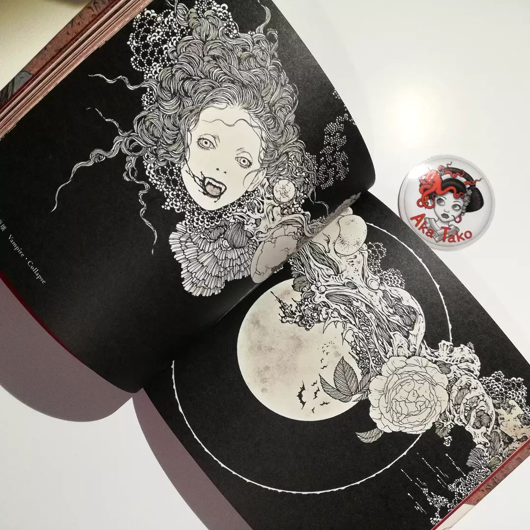 AkaTakonet's tweet photo. Takato Yamamoto new book VAMPIRE'S BOX is 240 page softcover book with red page edges, bilingual text written by the artist, &amp; hand SIGNED inside the front cover. Available at akatako.
https://t.co/RhKp91QyLn
#takatoyamamoto #vampiresbox #art #japaneseart #山本タカト #吸血鬼の匣 https://t.co/q50mfBfvWm