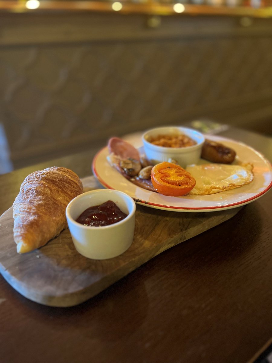 CountyBeerhouse's tweet photo. The night owl is cheffin up the early birds! 🍳🐦
A bargain meal, all everything you see here for only £5. Pairs perfectly with a proper @YorkshireTea or a coffee supplied by @beanbrothersltd
#thecountyhuddersfield #countykitchen #comfortfood https://t.co/UQBLRatl1b