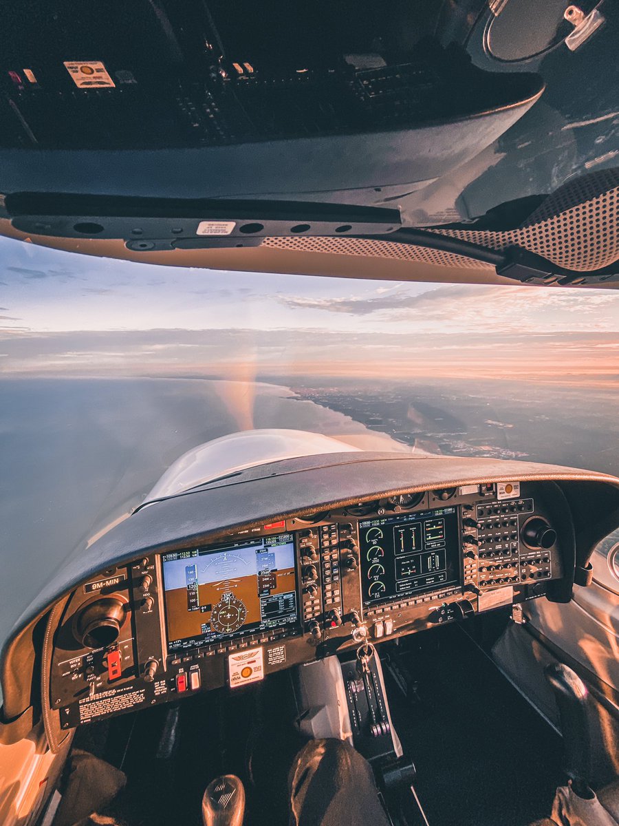 AmirHar1Z's tweet photo. POV: youre a student pilot 👨🏻‍✈️ https://t.co/hyIrFTdaEU