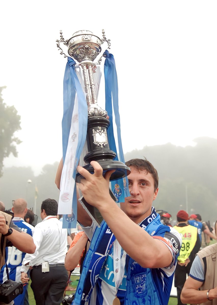 DragaoNews1893's tweet photo. Campeonato 🏆🏆🏆
Taça de Portugal 🏆🏆🏆
Supertaça de Portugal 🏆
Liga Europa 🏆

Cristian Rodríguez deu por terminada a sua carreira. Obrigado pelas memórias, 'Cebola'! 💙 https://t.co/tVjHLW9Cqw