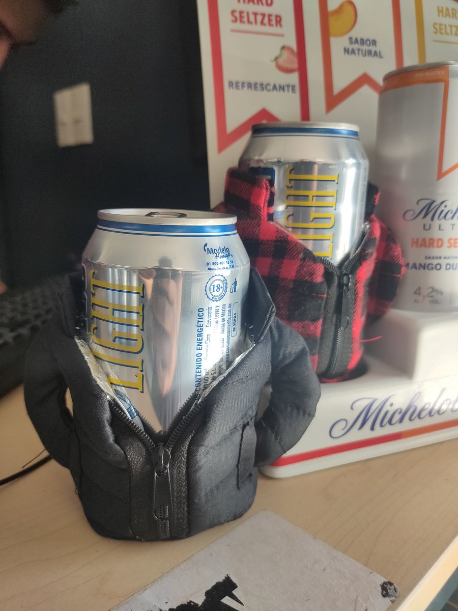 JosafatMoraila's tweet photo. Plebes vean esto, son chamarritas para las cervezas 🥹 https://t.co/SzMgq5hVdR