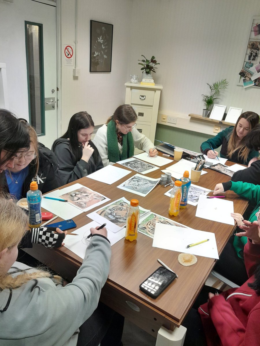 Our first art class in our #Routes room - love being surrounded by such amazing talent ❤️#betterthanPicasso #rawtalent @AngelaSFAD @clairesfad @PamSFAD @Charli_SFAD @ScotFamADrugs