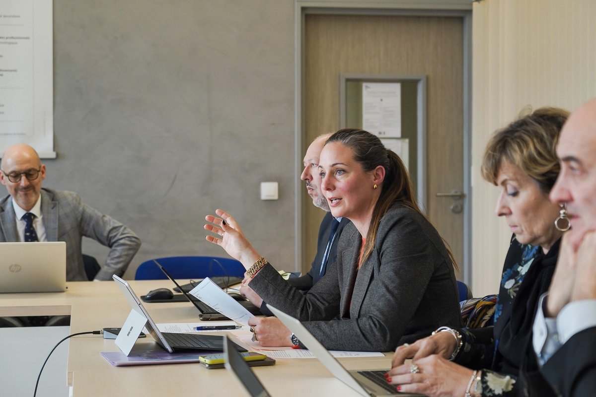 acpoitiers's tweet photo. Premier comité académique des #SavoirsFondamentaux au rectorat de #Poitiers 
La rectrice @BndicteRobert échange avec les cadres académiques du 1er et du 2d degrés sur un projet de feuille de route pour 100% de maîtrise des savoirs fondamentaux 📖📝🧮 https://t.co/h5DbtIHQfK
