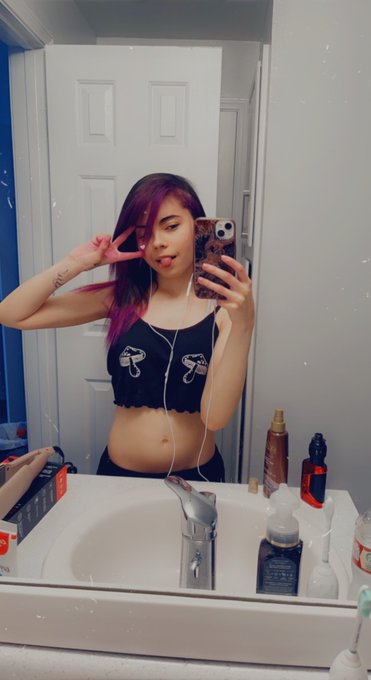 👀🐼💋different style 🥰 https://t.co/CvYGrWfLlT