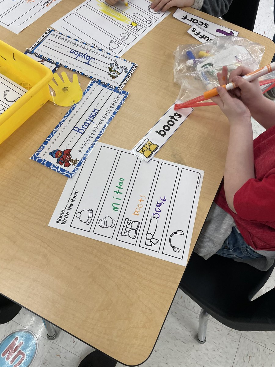 hogfan4sure's tweet photo. ❄️❄️☃️Literacy Centers with a Winter theme. #KinderCats #weatherfeelslikespring @NSDSouth @NManley82 @Amazeum https://t.co/hMw2n9wDRU