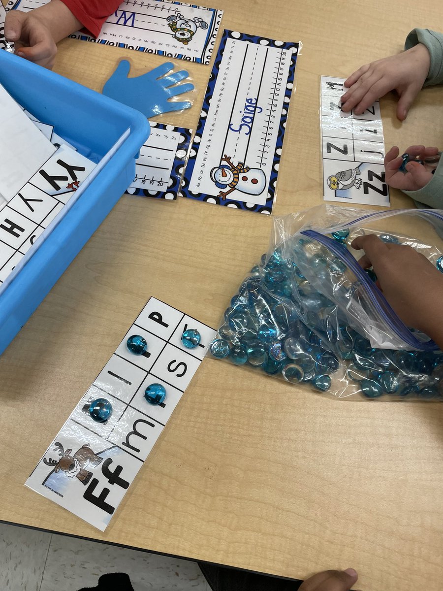 hogfan4sure's tweet photo. ❄️❄️☃️Literacy Centers with a Winter theme. #KinderCats #weatherfeelslikespring @NSDSouth @NManley82 @Amazeum https://t.co/hMw2n9wDRU
