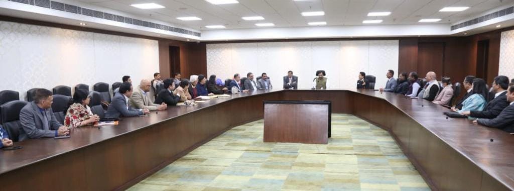 राजधानी नवी दिल्लीत स्थायिक झालेल्या विविध क्षेत्रातील मराठी बांधवांनी स्थापन केलेल्या ' पुढचे पाऊल " या मराठी  माणसाच्या, मराठी भाषेच्या कल्याणासाठी, सन्मानासाठी काम करणाऱ्या संस्थेच्या पदाधिकाऱ्यांना भेटून अतिशय आनंद झाला. #Marathi #PudhachePaul