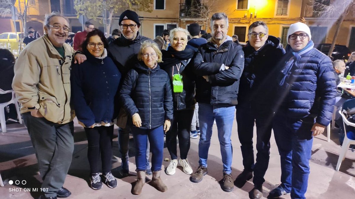 voxmarratxi's tweet photo. 📍Ayer asistimos al tradicional fogueró 🔥 popular del Pont d'Inca organizado por el club d'esplai Utopía.

Torrada 🥩🥓 familiar y de compañerismo amenizada por un grupo musical 🎸de jóvenes que se inician en el bello arte de la música 🎼. https://t.co/tbmfFQQ8JJ