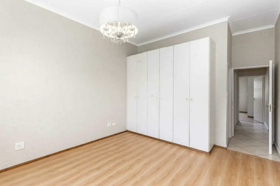 Dimps_Mo's tweet image. PART 1 - Main bedroom.
From moodboard inspo to real time space execution. Client brief was to create a morden dark interior bedroom with soft neutral tones.