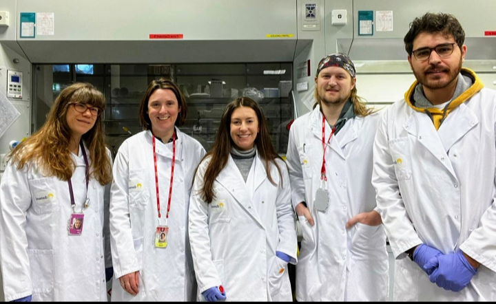 DouganGroup's tweet photo. With @NotAnElf for DL-SAXS sample environment development @DiamondLightSou to explore network formation in protein hydrogels. Data looks good and we are excited! https://t.co/hQu3BSh1ac