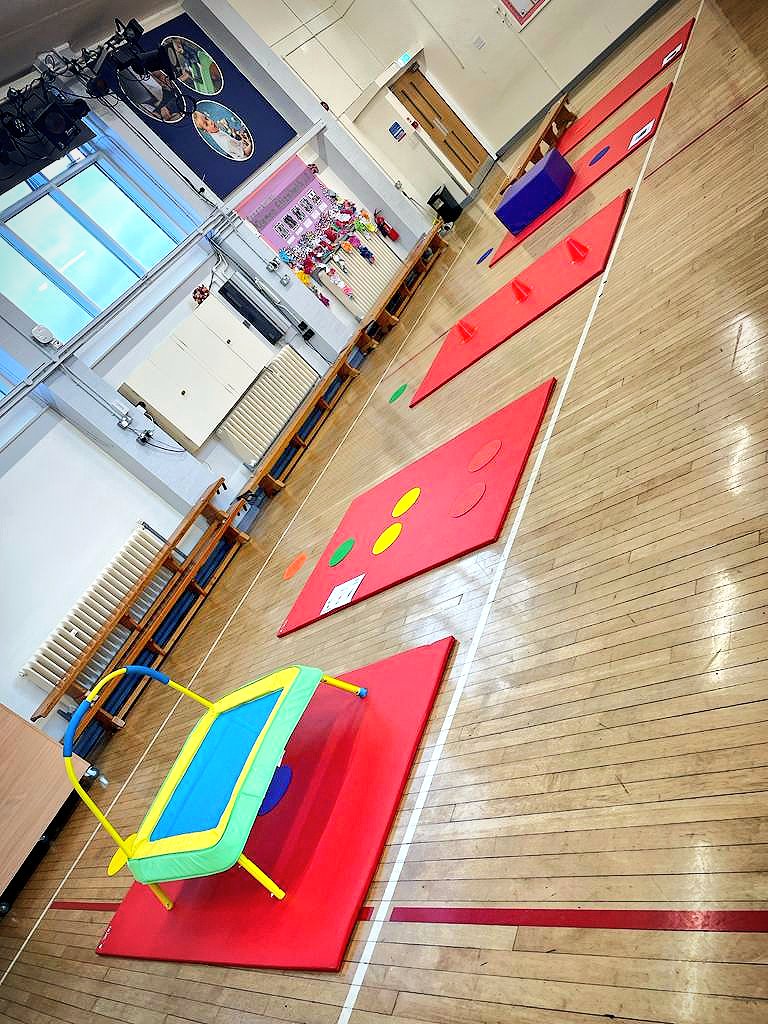 Year 4 at Woodsetton had a great afternoon 'linking a variety of take offs and jumps to land safely' 🤸‍♀️🙌🏻 #PrimaryGymnastics #GymnasticsSpecialists #CPD