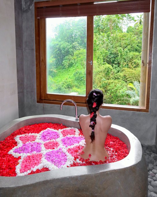 Are you getting in with me? 😜 Interactive video from this bath -> https://t.co/bABYVlZIZL https://t.