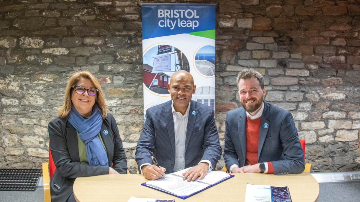 🛳️ Today we signed @bristolcityleap's contracts on @ssgreatbritain: Brunel's iconic, innovative ship 🌍 We’ve secured £424m clean energy investment from @Ameresco @VattenfallUK, creating 1,000 jobs and cutting 140,000 tonnes of emissions over 5 years ✍️ bit.ly/BCLblog