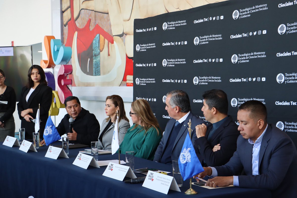 Filo_Sarmiento's tweet photo. Los jóvenes son la clara expresión del poder humano, no hay límites para ellos, su inteligencia y talento son inigualables, aprovechemos esta etapa de vida y demos voz a sus ideas. Agradezco la invitación a @TECcampusPUE para la presentación de la cuarta edición del #TecSocialLAB https://t.co/3BVzMkQlVs
