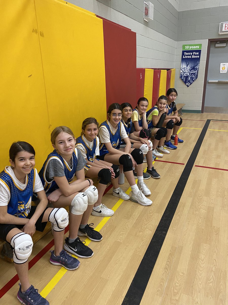 smkycdsb's tweet photo. A big cheer to our Junior Girls’ Volleyball team on their tournament at St. Brigid today! Big thanks to their coaches and parents for their enthusiasm and support. Go lions go! @ElizabethCrowe_ @JoelChiutsi @YCDSB https://t.co/TEKR4hvurt