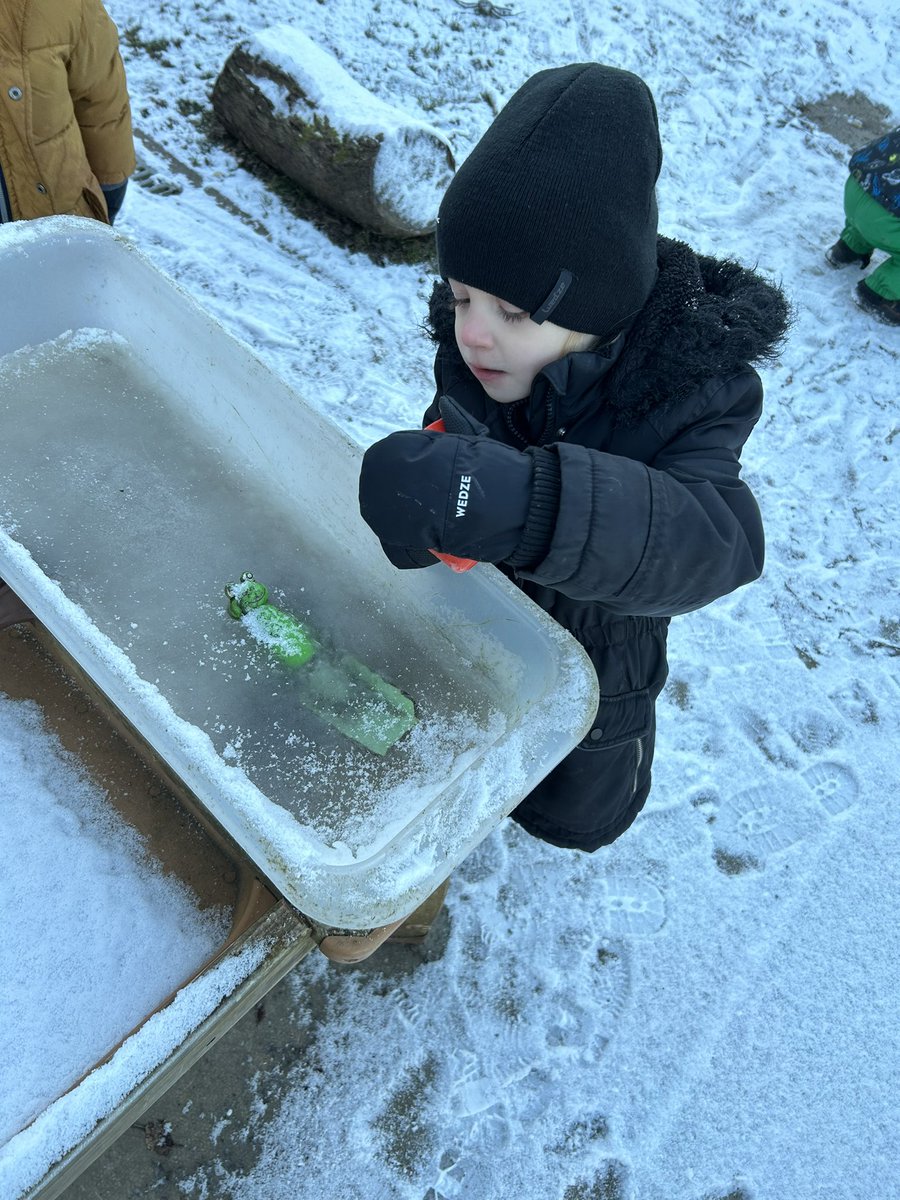 bridgendprimary's tweet image. More snow fun today!! Creating shapes using our hands, feet and sticks, finding lots of frozen water and identifying ways to melt it and exploring the snow using our senses ❄️ #funoutdoors #localenvironment #STEM
