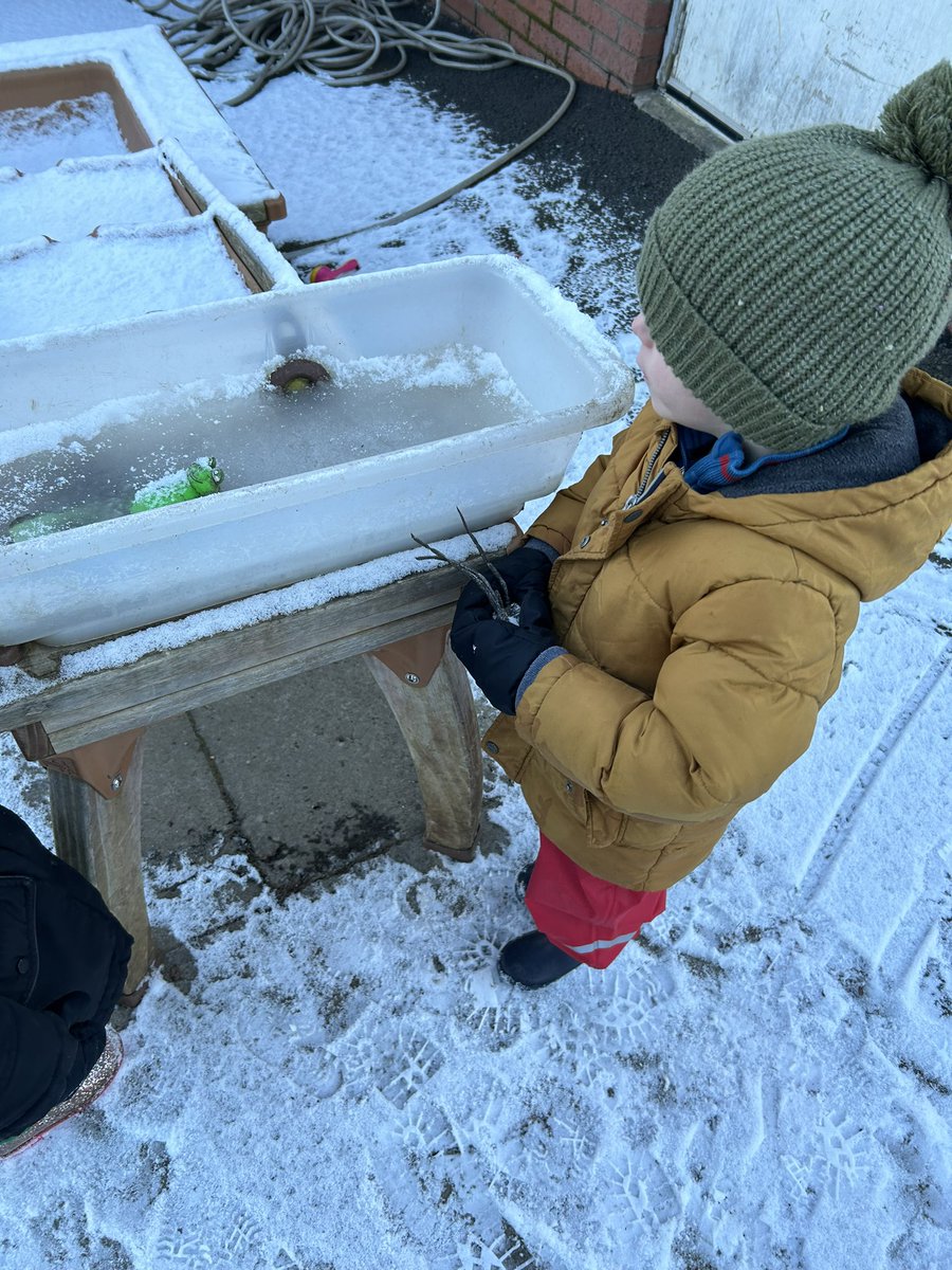 bridgendprimary's tweet image. More snow fun today!! Creating shapes using our hands, feet and sticks, finding lots of frozen water and identifying ways to melt it and exploring the snow using our senses ❄️ #funoutdoors #localenvironment #STEM