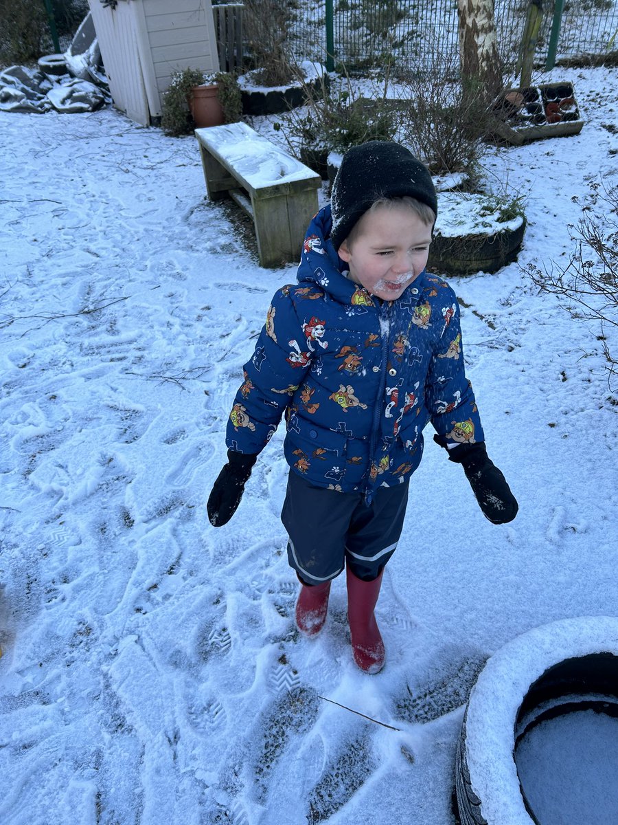 bridgendprimary's tweet image. More snow fun today!! Creating shapes using our hands, feet and sticks, finding lots of frozen water and identifying ways to melt it and exploring the snow using our senses ❄️ #funoutdoors #localenvironment #STEM
