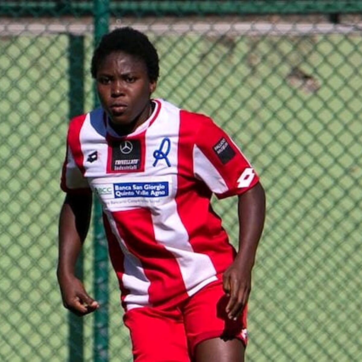 pallonatefaccia's tweet photo. Razzismo anche nel calcio femminile, in Italia: è successo nell'ultimo turno di Serie C durante Vicenza-Jesina, con insulti verso la nigeriana Sule Rafiat #Folakemi da parte di un uomo e una donna sugli spalti. Ma la reazione è stata ben diversa rispetto al calcio maschile.
👇 https://t.co/DM2nrs1Vy5
