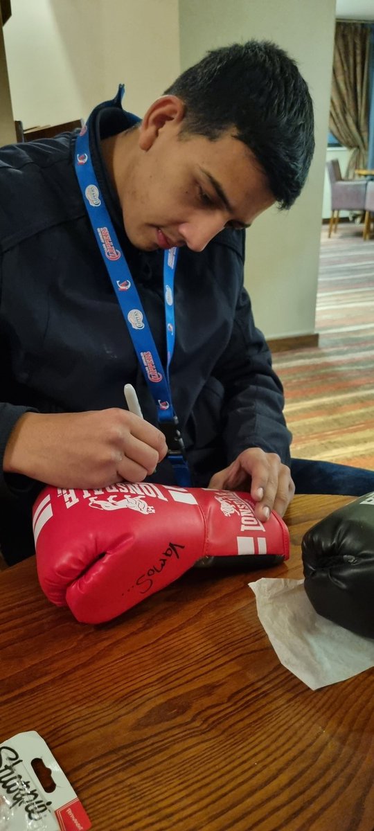 RealLuisPineda's tweet photo. COMPETITION TIME!!
To thank my fans in the UK, like &amp; retweet to get my free autographed glove. Where was the 1st pic taken? Draw will be done for 4 lucky fans on Friday 6pm
@MisfitsBoxing @MamsTaylor @letsgomanage @TurnerMervyn @turnershamrock https://t.co/QRPJijuZXX
