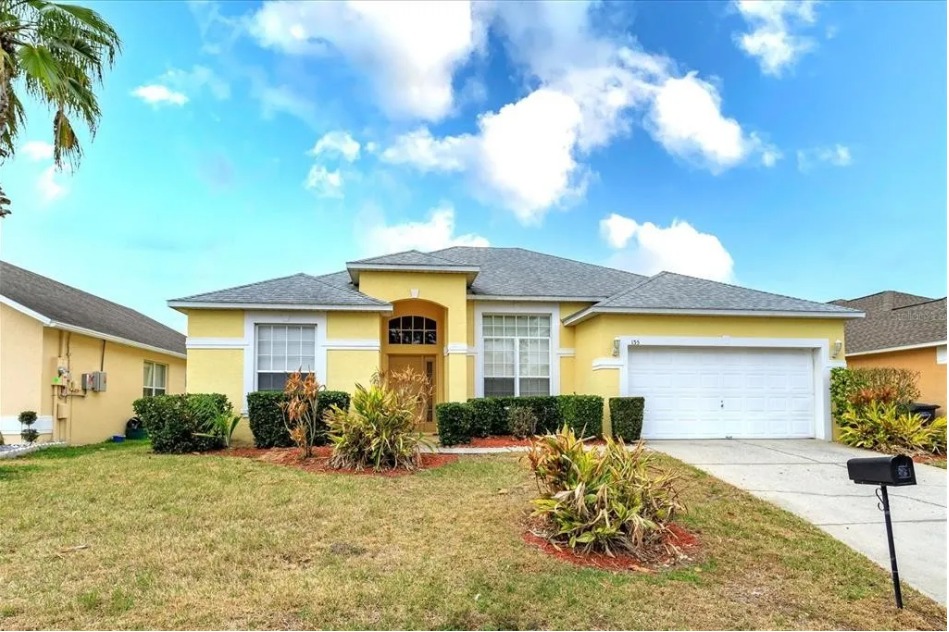 cid_martins's tweet photo. Casa que gaúcho suspeito de tráfico internacional, que estava em Orlando e fugiu de lancha pelo Caribe e de van com imigrantes venezuelanos p/o Brasil, tinha nos EUA foi avaliada em US$ 354 mil. Ele foi preso no Rio pelo Denarc no domingo. Equipe do @dlgabrielborges @gzhdigital https://t.co/uMRs50eO6g