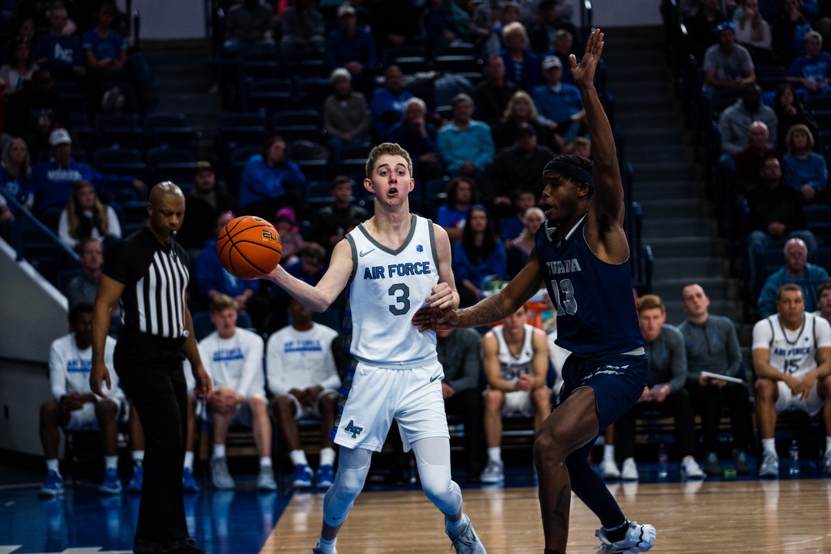 AF_Falcons's tweet photo. 𝐏𝐚𝐜𝐤 𝐭𝐡𝐞 𝐇𝐨𝐮𝐬𝐞‼️

Join @AF_MBB as they take on Wyoming at 7 PM! One lucky fan will have the opportunity to win $10,000! https://t.co/VWpeB34U1O