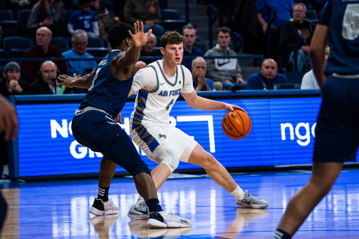 AF_Falcons's tweet photo. 𝐏𝐚𝐜𝐤 𝐭𝐡𝐞 𝐇𝐨𝐮𝐬𝐞‼️

Join @AF_MBB as they take on Wyoming at 7 PM! One lucky fan will have the opportunity to win $10,000! https://t.co/VWpeB34U1O