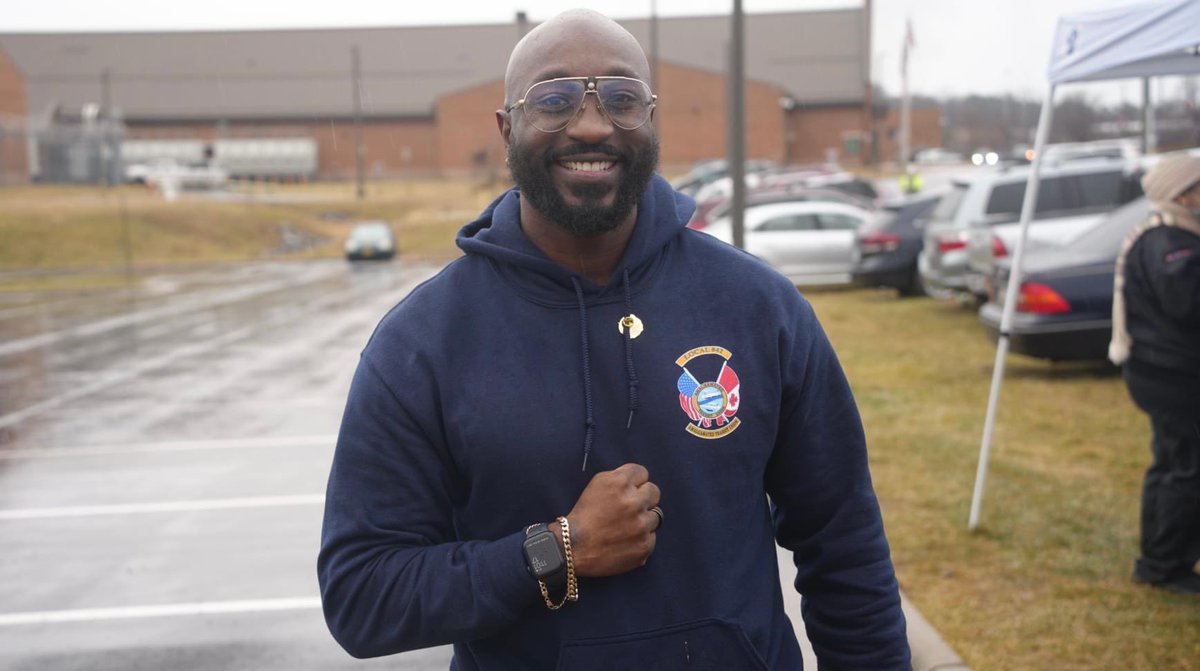 ATUComm's tweet photo. ‘One day longer, one day stronger.’ Despite rain and cold, our striking Local 689 Loudoun County Transit workers are standing strong on the line for a fair contract. #1u #UnionStrong @Virginia_AFLCIO #StrongerTogether https://t.co/Lb7auKESdo
