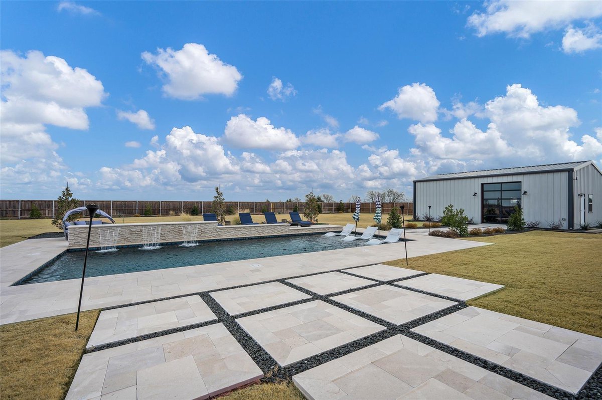 benwegmann's tweet photo. Just listed this DREAM property 🤩

4191 Sqft / 4 Beds / 3.5 Baths / 1.364 Acre Lot / Pool / Movie Theater / Outside Gym

Offered for $899,000 https://t.co/wJM3PH08VC