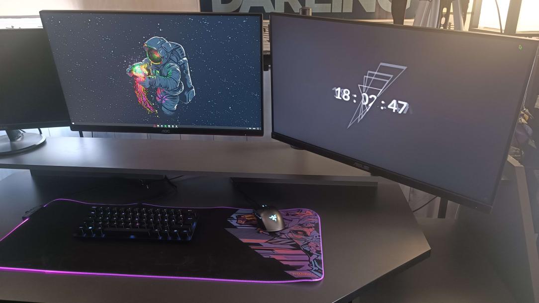 Okamiki_Int's tweet photo. Après 3 jours d'installation, mon setup pour mes lives Twitch est à peu prêt opérationnel !🛠

Ps : Regarder pas les cables sous le bureau 😐

Mon #twitch : https://t.co/u4M60jFxLx

#Okamiki_int #Okamiki #live #setup #twitchfr #bureau #gaming #doublescreen #twitchstream #twitchtv https://t.co/ctcxmYJejU