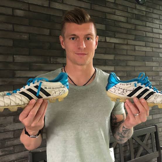 MADRlDISTAS's tweet photo. 🎙️| Toni Kroos: "Minhas chuteiras brancas? A Adidas faz só pra mim. Uso o mesmo modelo há 10 anos. Jogar em casa, com tudo branco, me dá mais harmonia. Eu me sinto muito confortável com minhas chuteiras. Eu tive muito sucesso com elas, por isso continuo usando as mesmas. https://t.co/RQb5JsWHrV
