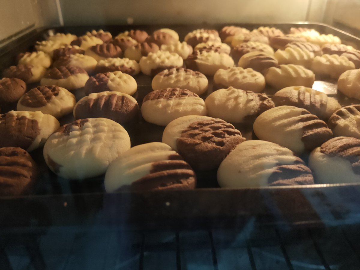 SWEETPINKISH_MY's tweet photo. Anyone here love German Cookie 🍪 just like me??... Original,Matcha and Chocolate+original (half and half). Hope this will be the last Cookie I bake for this CNY😅
#germancookies #CNY2023 
#original
#matcha
#halfandhalf 
#homemade 
#everythingbymyown https://t.co/orHmR2Qy9c