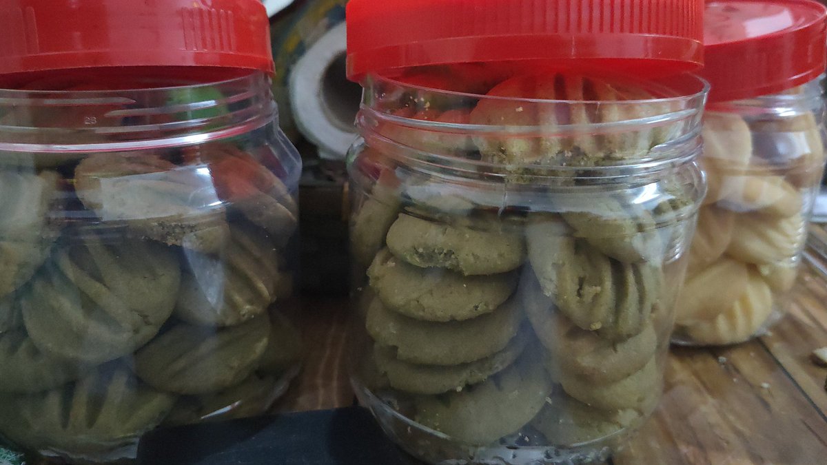 SWEETPINKISH_MY's tweet photo. Anyone here love German Cookie 🍪 just like me??... Original,Matcha and Chocolate+original (half and half). Hope this will be the last Cookie I bake for this CNY😅
#germancookies #CNY2023 
#original
#matcha
#halfandhalf 
#homemade 
#everythingbymyown https://t.co/orHmR2Qy9c