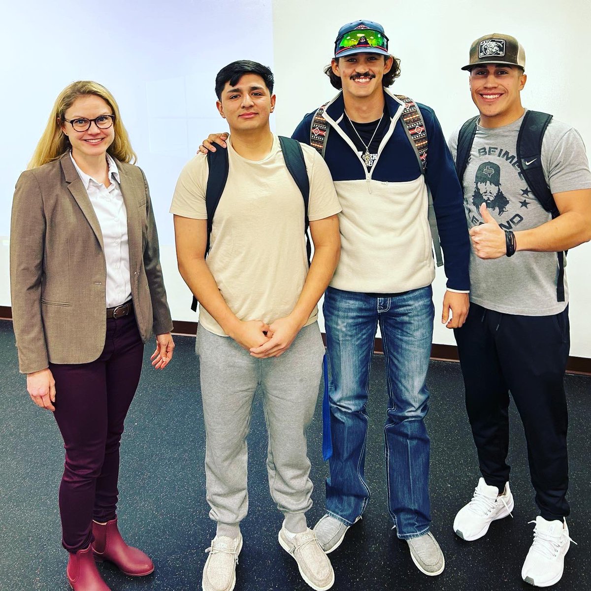 SchreinerBSB's tweet photo. Day 1 of Spring ‘23! #FIGHTforSCHREINER #SCACbsb #s3b #PicsWProfs https://t.co/N8rZ8FDKVz