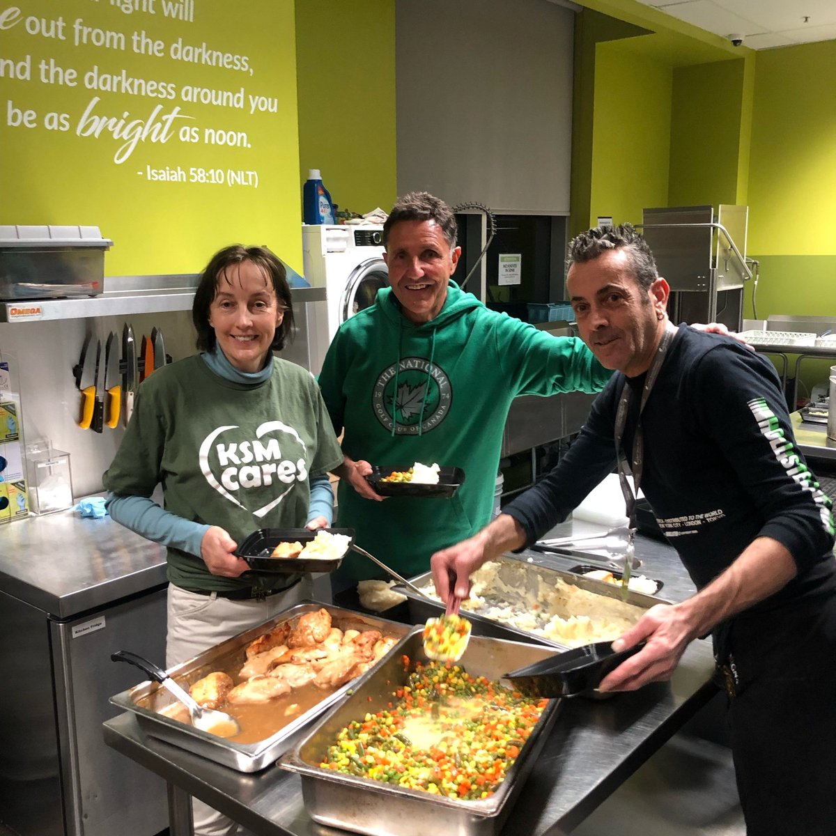 albrandstatter's tweet photo. Rhonda and myself follow Chef Giancarlo's instructions as we prepare chicken breast with veggies and mashed potatoes, as well as a fusilli pasta in a spinach cream sauce with roasted red peppers and mushroom... delicious!! 🤩🍝 https://t.co/BgZezHIFoC