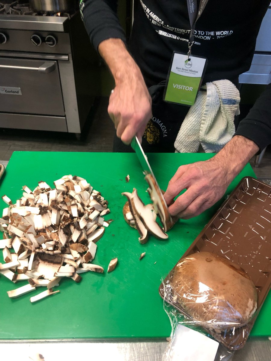 albrandstatter's tweet photo. Rhonda and myself follow Chef Giancarlo's instructions as we prepare chicken breast with veggies and mashed potatoes, as well as a fusilli pasta in a spinach cream sauce with roasted red peppers and mushroom... delicious!! 🤩🍝 https://t.co/BgZezHIFoC