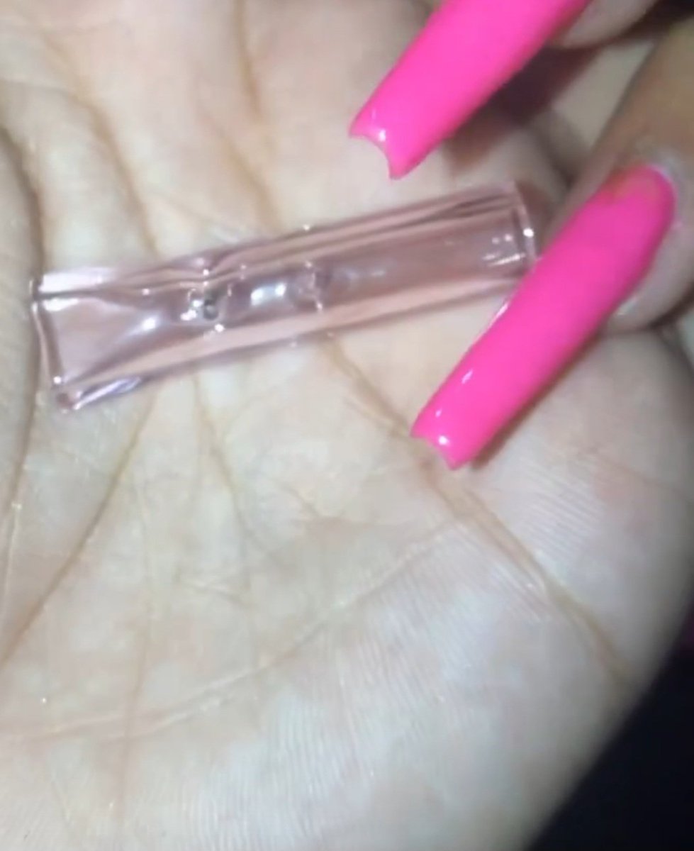 mahnabrisa's tweet photo. Será que gosto de rosa? Bora fuma que é o que predomina e que faz a mente alegre.

#meninamaconheira #maconheira #cannabis #maconhha #weed #somokeweedeveryday #4i20 #4e20 #fumandomaconha #fumarmaconha #fazeracabeca #fumacalouca #piteira https://t.co/GnHb5GM0SZ