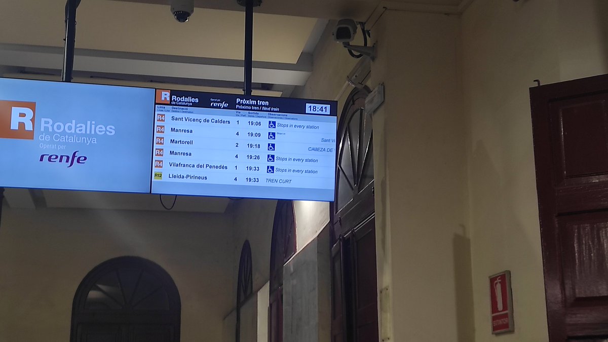 marcgb3's tweet photo. @rod4cat Ara a Terrassa. Normalitat? Que no pasi un tren en casi mitja hora? https://t.co/Gckr9hwa4a