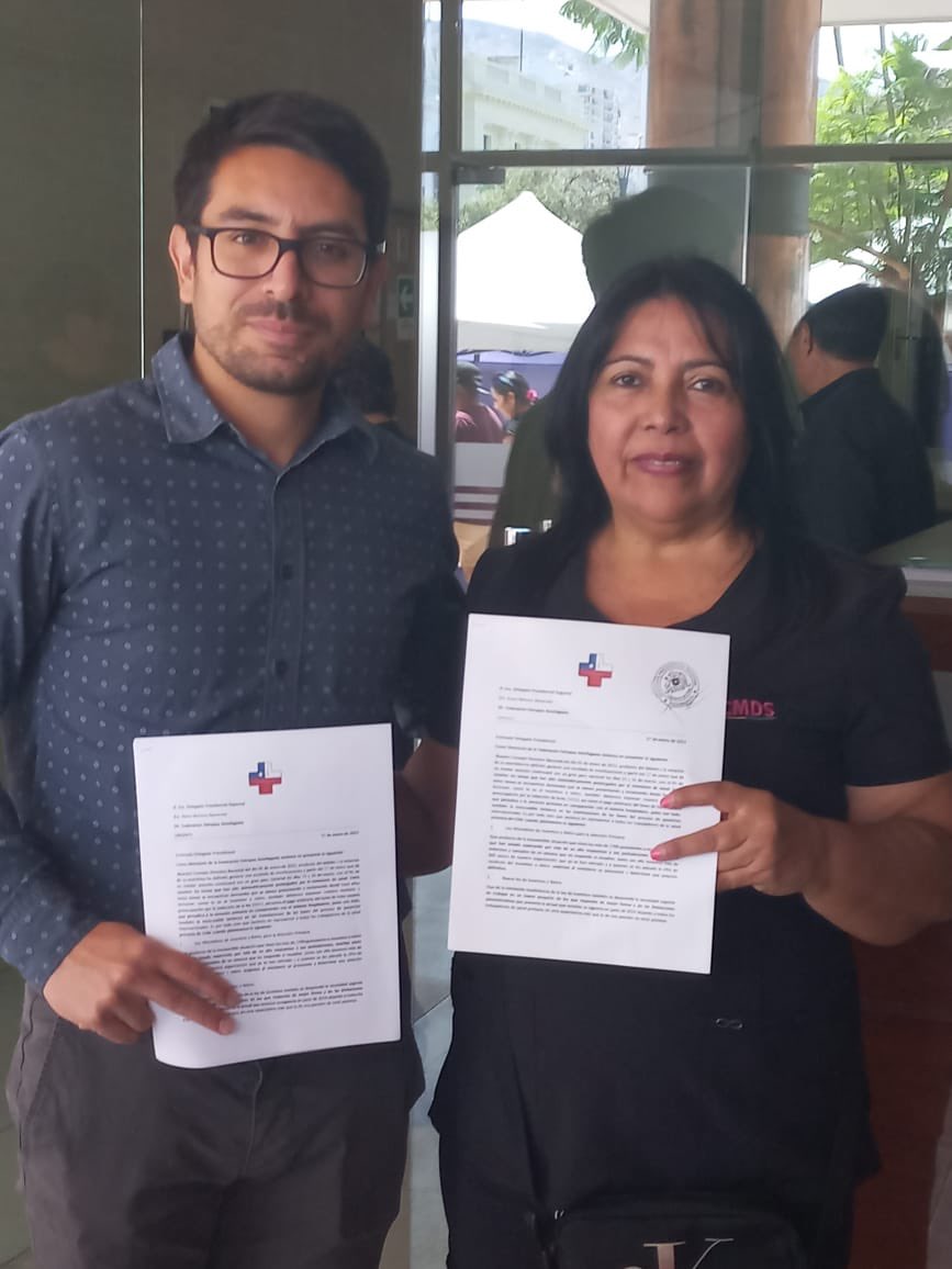 AntofConfusam's tweet photo. Entregando carta de petitorio a delegada presidencial @ConfusamChile https://t.co/e6qIBby0LI