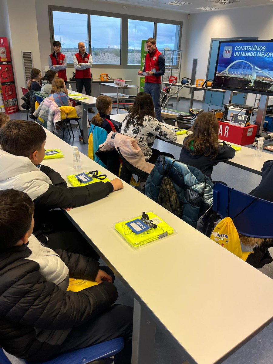 #IndustrialVille 
Hoy nos toca visitar la sede de <a href="/ENARCO_SA/">ENARCO,S.A.</a> 
Nuestros participantes abordan retos de la industria 🏭 
Una experiencia muy interesante.