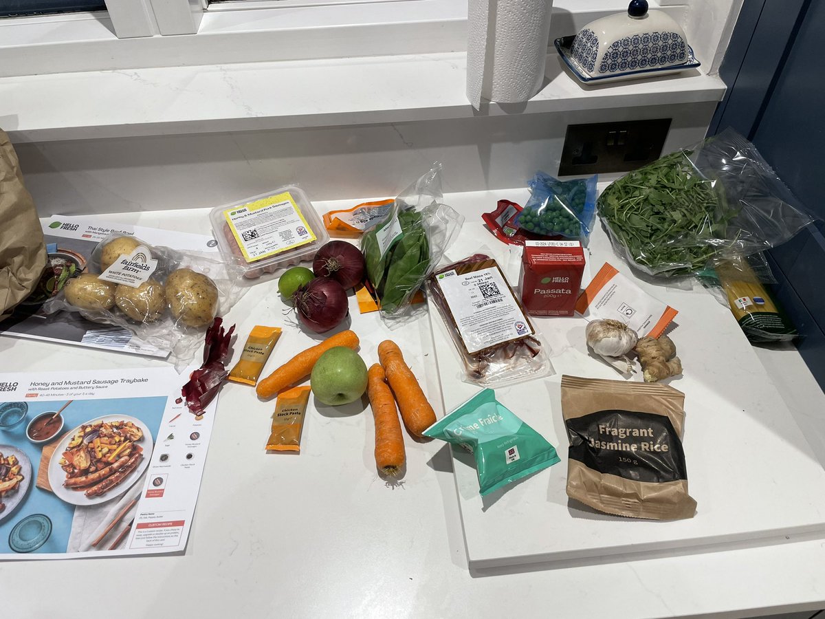 rjf8383's tweet photo. @HelloFreshUK £35 for that……. Absolute joke https://t.co/G5ngjsCfzi