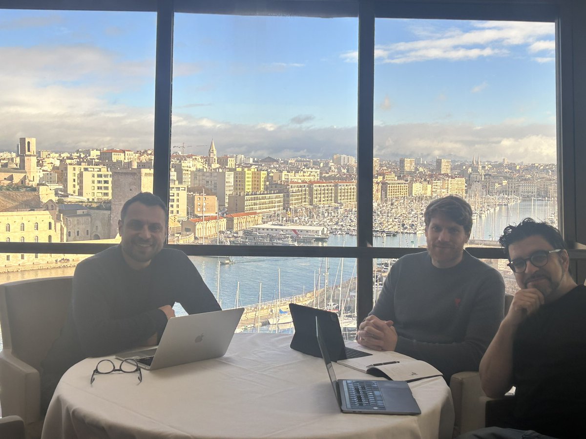 Quelle aventure !
Écrire sur le rugby permet de se rendre compte de ce qui en fait un sport si particulier en termes de #valeurs 
Merci <a href="/LeRobert_com/">Le Robert</a> <a href="/B_BAUCHER/">Bérengère Baucher</a> et <a href="/michel_denisot/">Michel Denisot</a> pour votre confiance qui m honore
Merci à mes compagnons d écriture <a href="/arnaudrichard/">Arnaud RICHARD</a> &amp; <a href="/MedericGC/">Médéric Gasquet-Cyrus</a> 🙌💥