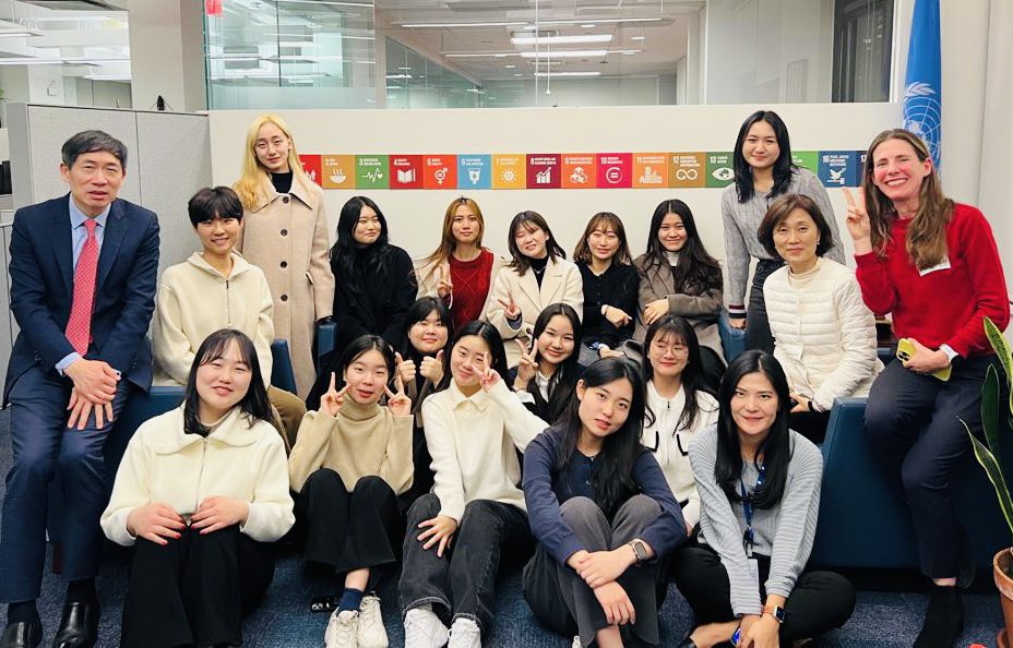 f_pickup's tweet photo. Enjoyed conversation w students of @EwhaWomansUniv on how to tackle tough issues around #Climate & #Gender. We need #youth commitment & leadership #BuildingForwardBetter ๐๐ฝ๐ช๐ผ๐๐ผ! https://t.co/wNv0rkBVOd