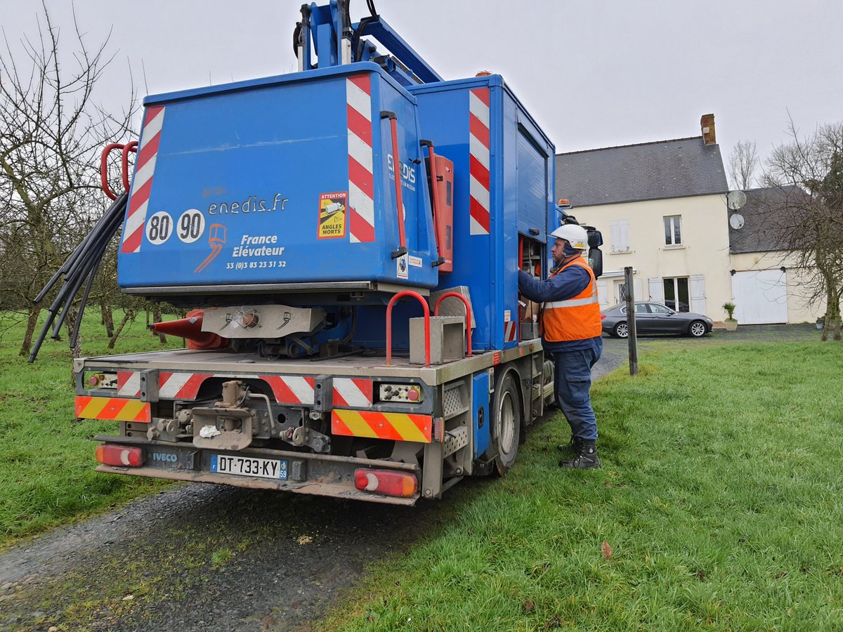enedis's tweet photo. Retour progressif à la normale suite au passage des tempêtes #Gerard et #Fien.Plus de 1400 salariés d’Enedis et des entreprises partenaires mobilisés aujourd'hui pour continuer à réalimenter les foyers touchés. https://t.co/qb32xyZNaN