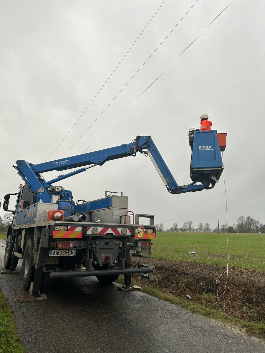enedis's tweet photo. Retour progressif à la normale suite au passage des tempêtes #Gerard et #Fien.Plus de 1400 salariés d’Enedis et des entreprises partenaires mobilisés aujourd'hui pour continuer à réalimenter les foyers touchés. https://t.co/qb32xyZNaN