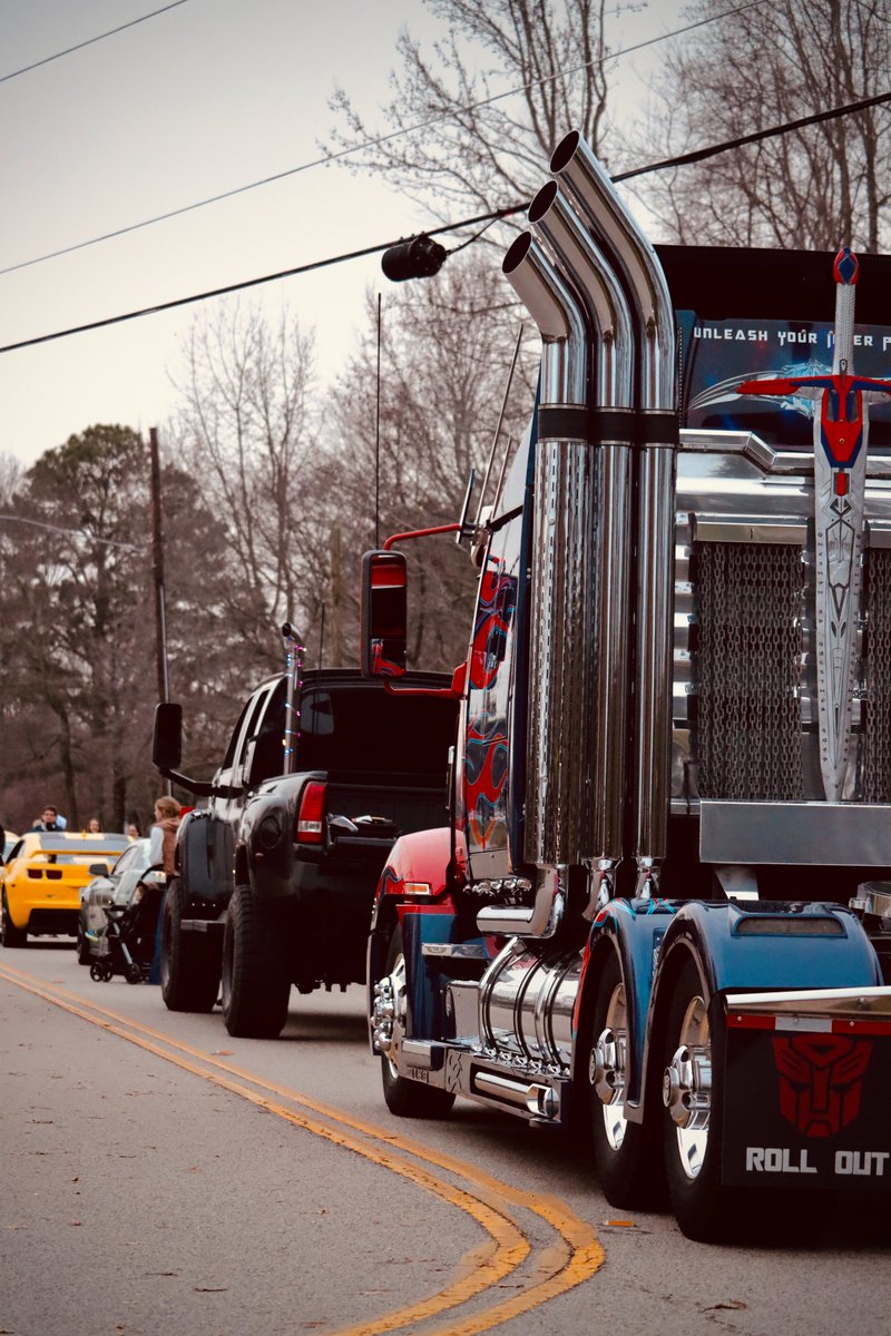 Optimus_Is_Here's tweet photo. Name a more heroic, courageous, and inspiring trio. I'll wait 💪💙
#optimusishere #teamprime #optimusprime #bumblebee #camaro #ironhide #topkick #rollout #heroes #best
Photo credit: Emilio Schwartz "neon_king123" Instagram 🙌👏💙💛 https://t.co/2DffSZXyhI