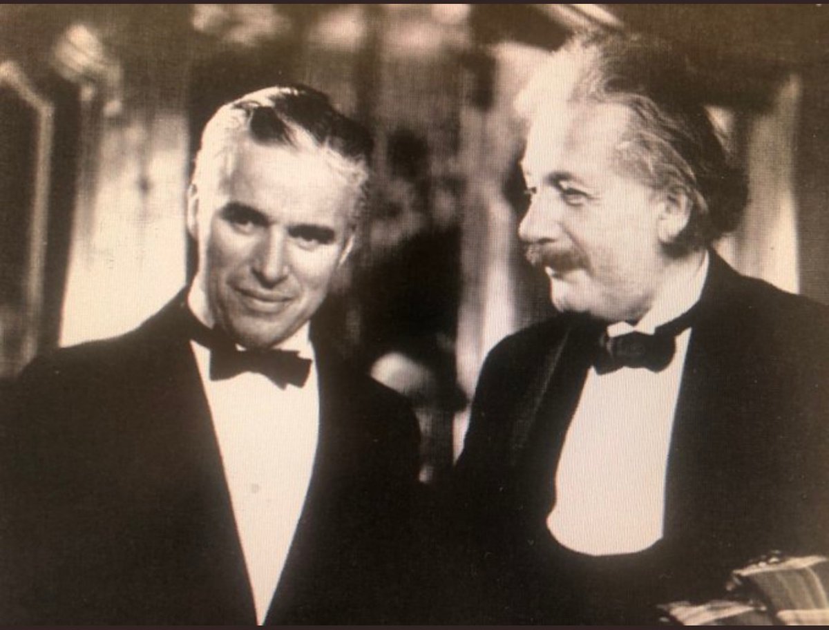 Quan Einstein va conèixer Chaplin li digué: 

El que més admiro del seu art és que vostè no diu ni una paraula, i malgrat això, tothom l’entén. 

Chaplin respongué: 

Sí, però la seva glòria és encara més gran: El món sencer l’admira, malgrat no entendre res d’allò que vostè diu.